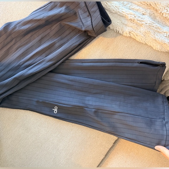 ALO Pinstripe High Waist Zip Cuff Flare Leggings - Small - NWOT - Picture 10 of 11